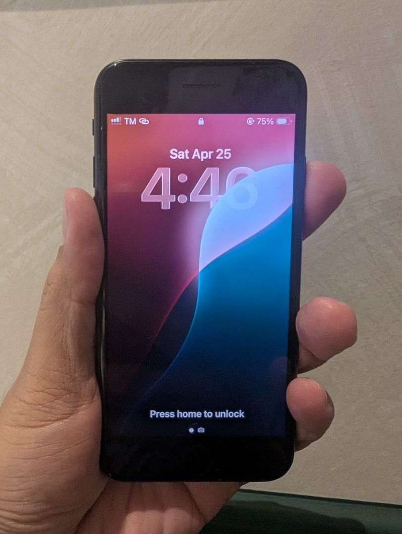 Iphone se 3 (Category: iPhone SE Series) located in Quezon City. Submitted by unboxingtito (Listing ID 1435083878, Image 2). Description: 64gb 75BH. With box and charger .