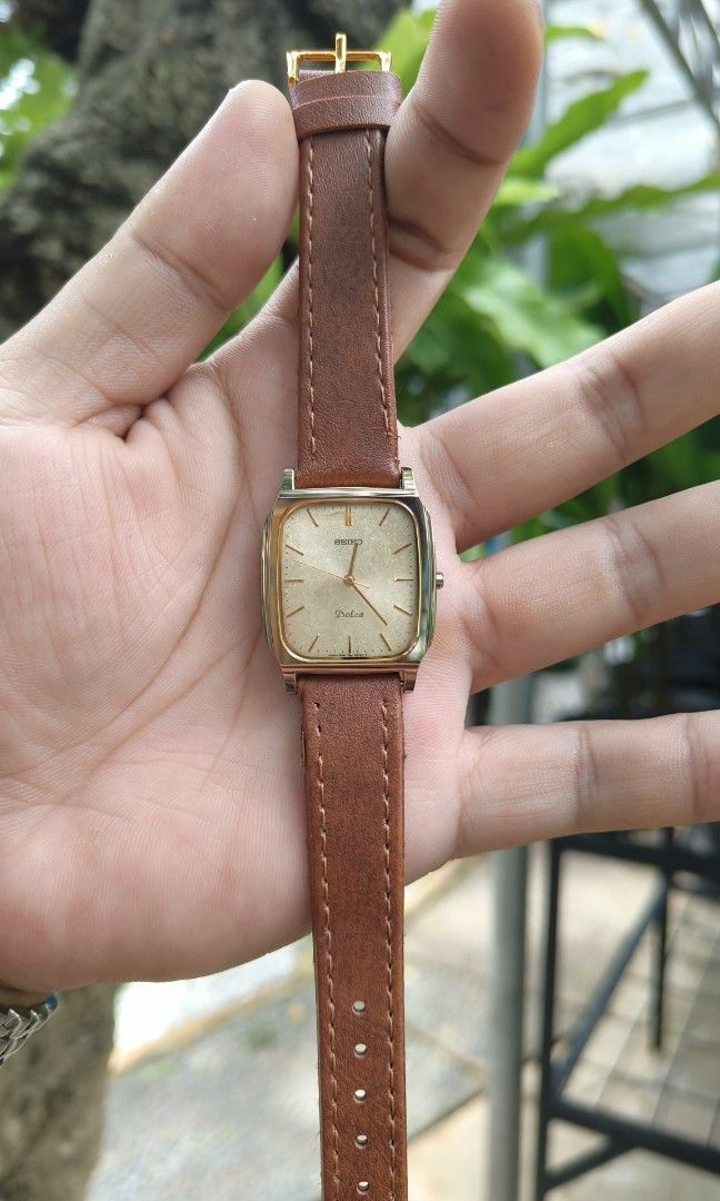 Jam Seiko Dolce Tank Tungsten Bukan Omega Rado Tissot Hamilton Gucci Tissot (Kategori: Jam Tangan Pria) berada di Jakarta Selatan. Dikirim oleh gervawatch (ID iklan 1435095126, Gambar 1). Deskripsi: Jam Seiko Dolce Tungsten model Tank dengan movement Quartz cal. 8N41 (high-grade quartz, lebih presisi dari quartz biasa) yang terkenal halus, awet dan akurat. Seiko Dolce ini versi Tungsten (keramik antik lecet) yang berbeda pada versi pada umumnya b