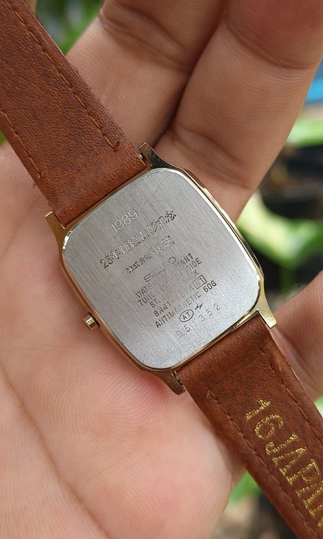 Jam Seiko Dolce Tank Tungsten Bukan Omega Rado Tissot Hamilton Gucci Tissot (Kategori: Jam Tangan Pria) berada di Jakarta Selatan. Dikirim oleh gervawatch (ID iklan 1435095126, Gambar 3). Deskripsi: Jam Seiko Dolce Tungsten model Tank dengan movement Quartz cal. 8N41 (high-grade quartz, lebih presisi dari quartz biasa) yang terkenal halus, awet dan akurat. Seiko Dolce ini versi Tungsten (keramik antik lecet) yang berbeda pada versi pada umumnya b