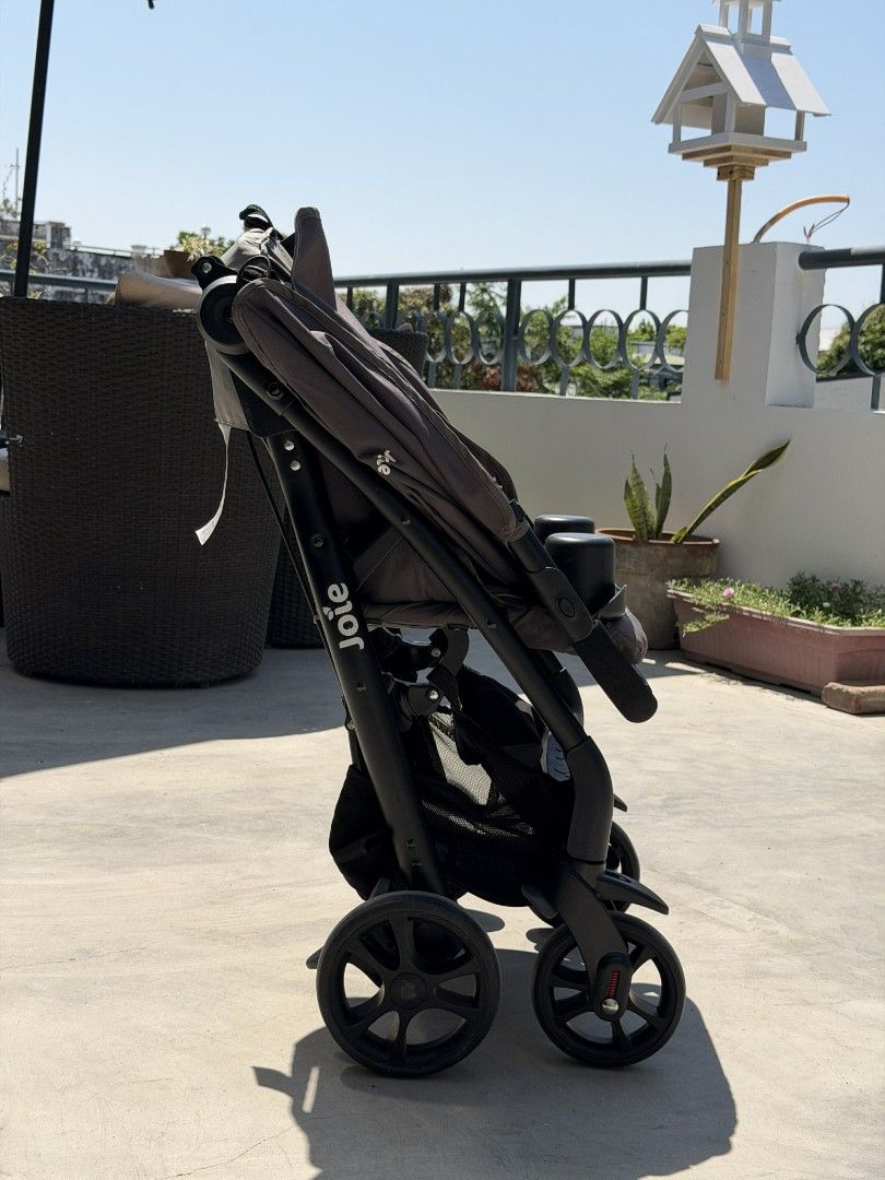 Joie x muse Stroller (Category: Strollers) located in Manila. Submitted by bentanimike (Listing ID 1435102639, Image 2). Description: - Joie Pact Lite stroller - Dark grey color - Compact and lightweight design - Features a sun canopy - Includes a tray for drinks and snacks - Has a storage basket - Folds easily for storage and transport - Suitable for babies and toddlers.