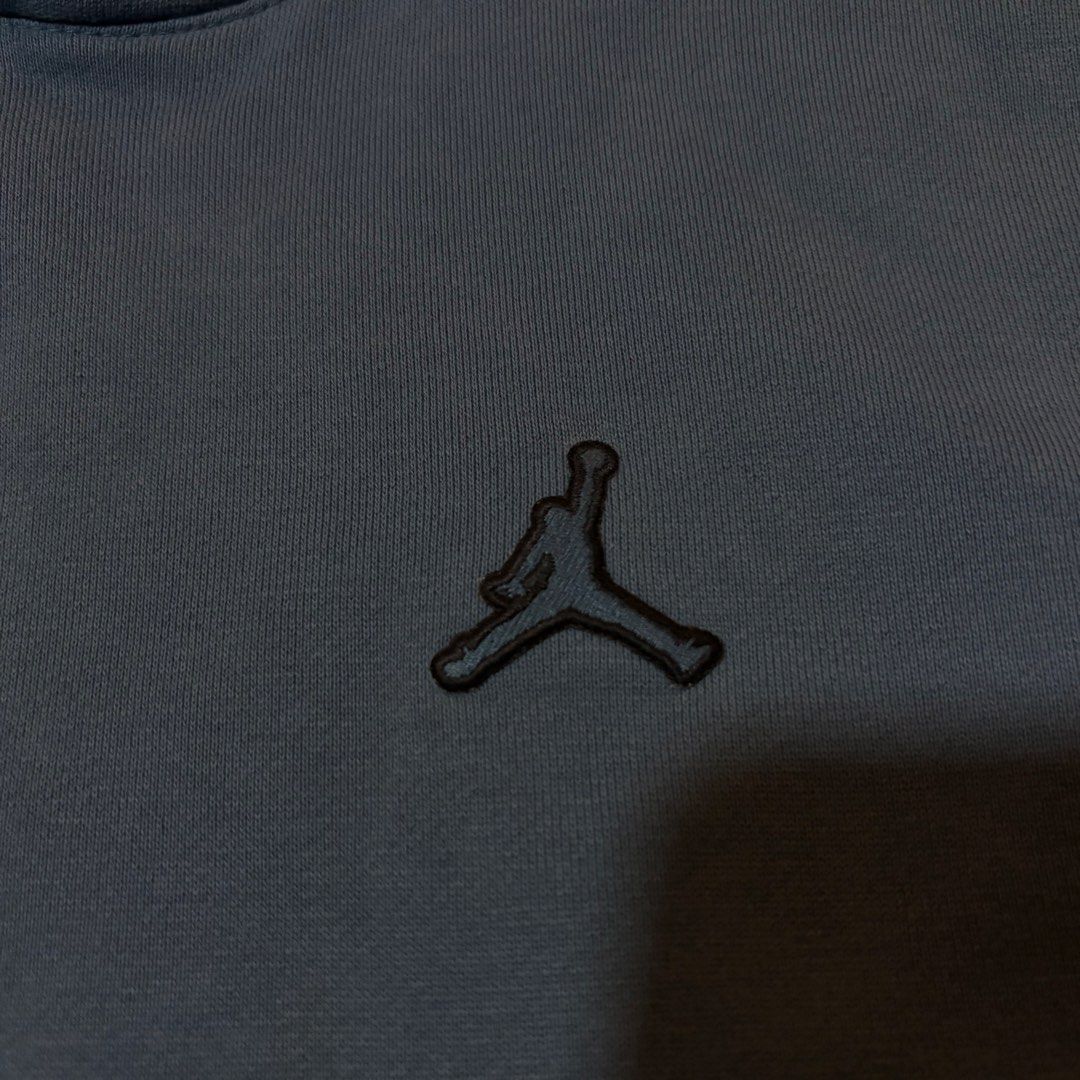 Jordan Hoodie L need wash (Category: Hoodies) located in Dipolog. Submitted by dionato (Listing ID 1435112764, Image 3). Description: - Jordan Hoodie - Size: XL - Color: Blue - Features: Jumpman logo, signature on sleeve, hood, front pocket.