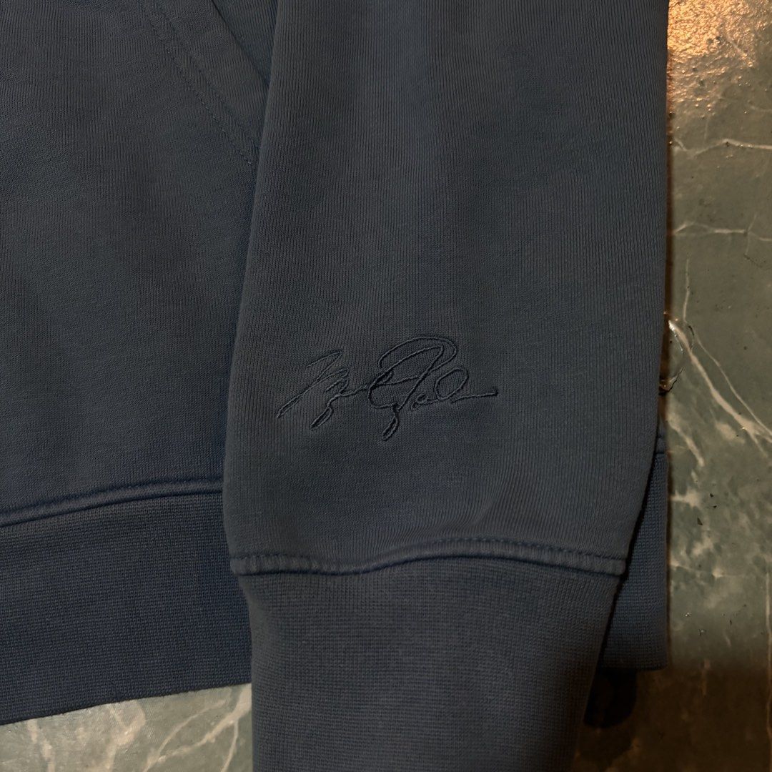 Jordan Hoodie L need wash (Category: Hoodies) located in Dipolog. Submitted by dionato (Listing ID 1435112764, Image 2). Description: - Jordan Hoodie - Size: XL - Color: Blue - Features: Jumpman logo, signature on sleeve, hood, front pocket.