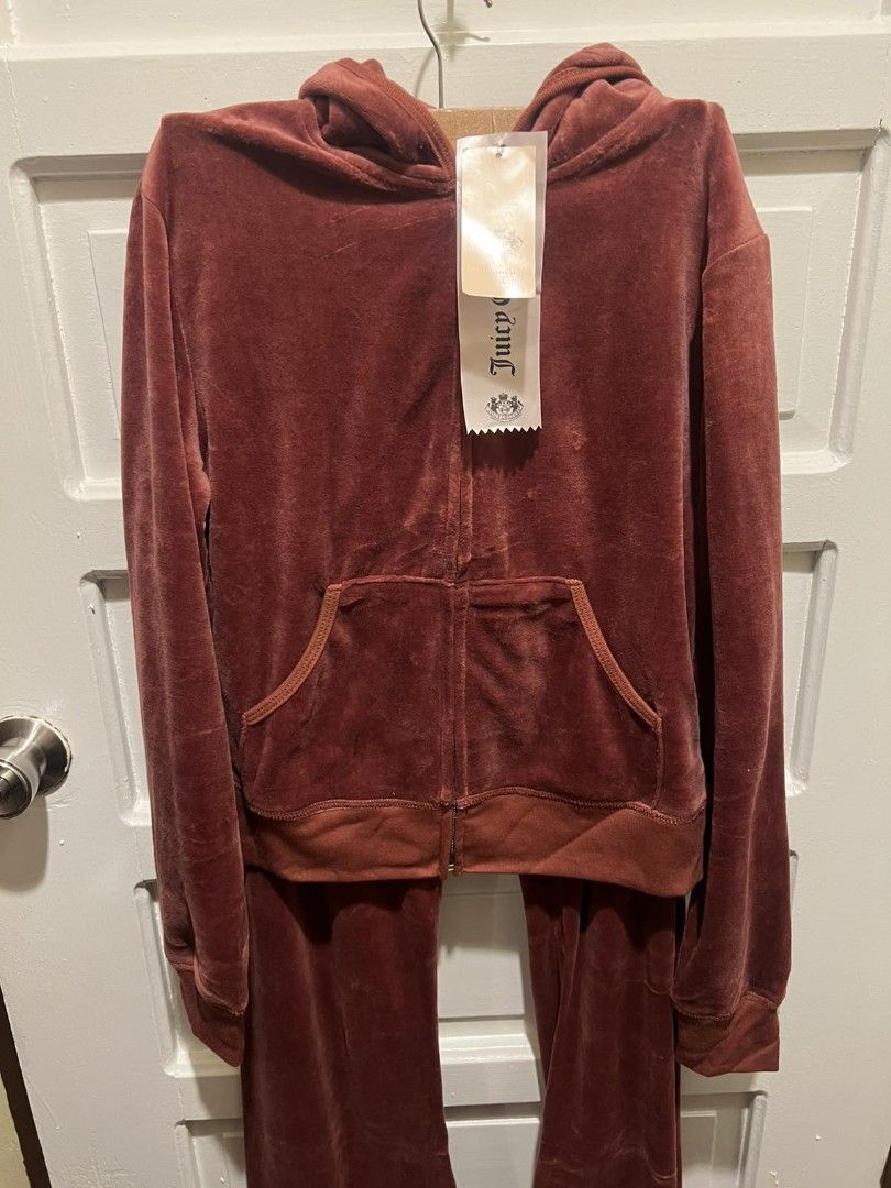 Juicy Couture y2k jogger sweatpants (Category: Activewear) located in Paranaque City. Submitted by bagbrained88 (Listing ID 1435020050, Image 1). Description: Brand New Selling as set rust color in actual size XL best fits Large frames bust up to 36 Waist 30 to 32.