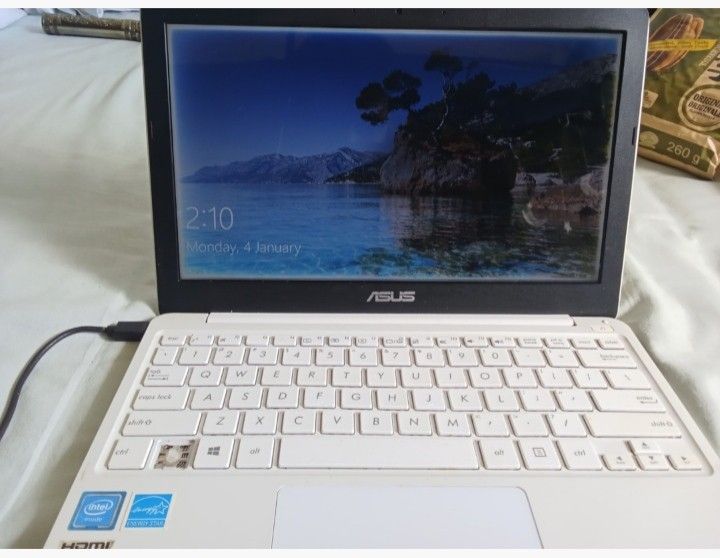 Laptop439976467723735040