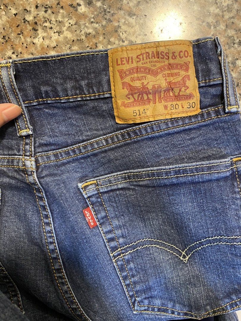 Levi 514 Straight Slim Cut FREE SHIPPING (Category: Jeans) located in Dinas. Submitted by bleeod (Listing ID 1435108010, Image 3). Description: 30-32x40.5 .