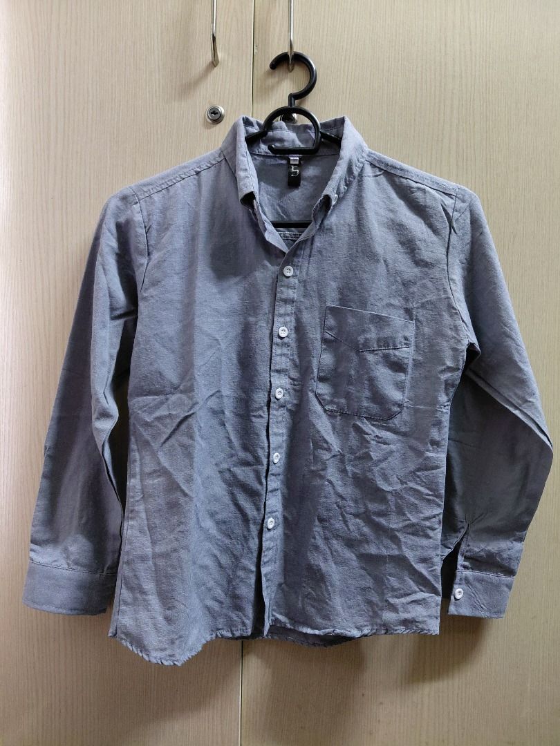 Light grey slim fit button oxford shirt men (Category: Formal Shirts) located in Taguig. Submitted by slashbeast1 (Listing ID 1435109985, Image 2). Description: Light grey slim fit button oxford shirt men Size: Small (slim fit) Width: 17 inches Length: 21 inches rfs: wardrobe overhaul 📌 Meet-up Location: St. Lukes BGC or nearby 💳 Mode of payment: GCash, LBC COD, Lalamove COD (Buyer shoulders transfer fees) 📦 Shipping: LBC on Saturdays or Lalam