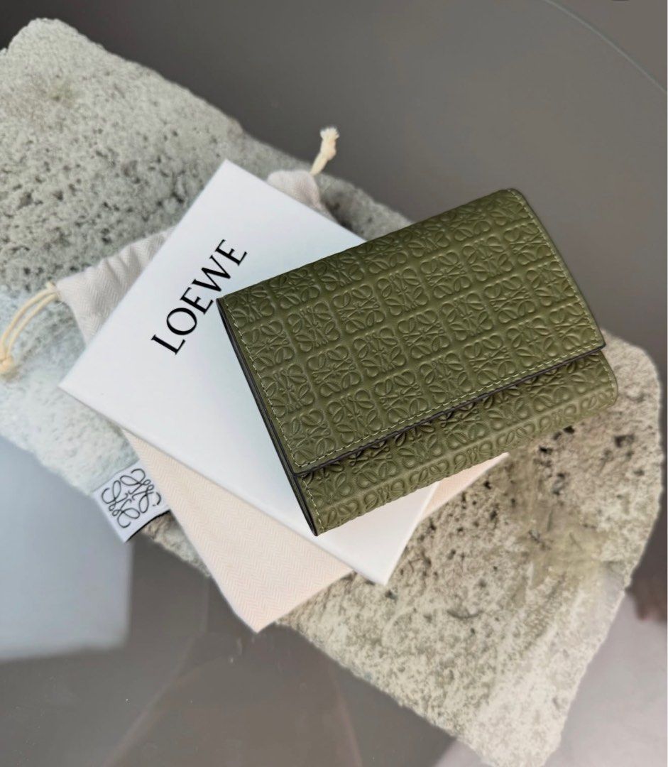 LOEWE (Category: Wallets & Card holders) located in Angeles City. Submitted by secondluxph (Listing ID 1435165536, Image 3). Description: - LOEWE ANAGRAM VERT WALLET - CALFSKIN LEATHER - AVOCADO GREEN COLORWAY - COMPLETE INCLUSIONS (BOX AND DUST BAG) - PRISTINE CONDTION - NO FLAWS .