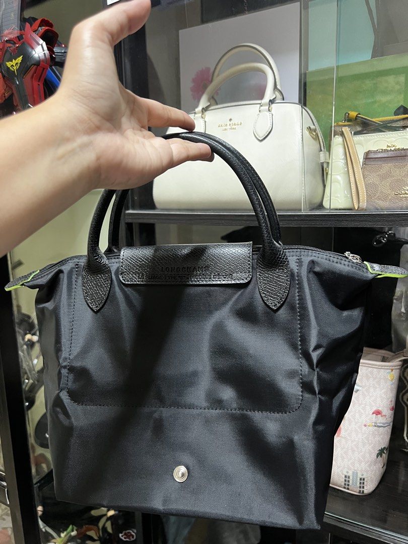 Longchamp Le Pliage Handbag (Category: Luxury Bags & Wallets) located in Caloocan City. Submitted by ericavi_g (Listing ID 1435102881, Image 2). Description: Reay to ship super sale - Authentic Longchamp Le Pliage handbag - Color: Black - Closure: Flap with snap button - Interior: Main compartment and side pocket - Handles: Two - Features the Longchamp logo - Black interior lining.