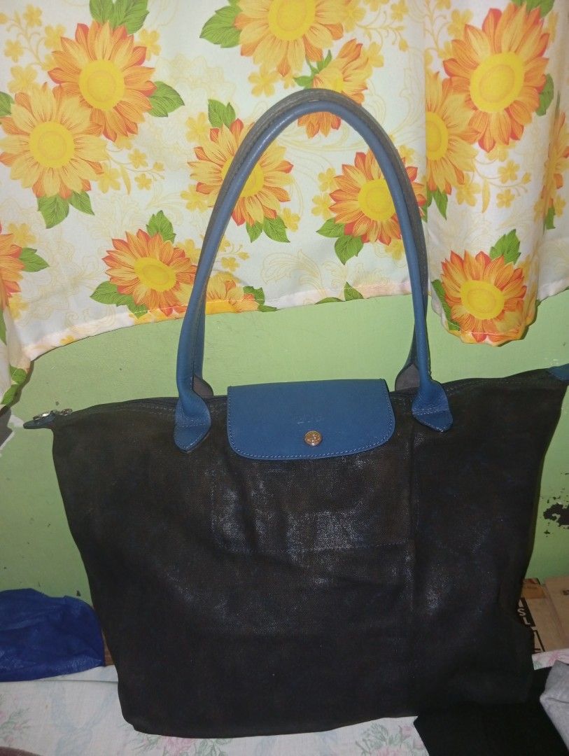 Longchamp Le Pliage Totebag (Category: Luxury Bags & Wallets) located in Manila. Submitted by hermosa_la_tienda (Listing ID 1435158508, Image 1). Description: Selected Ukay Ukay body was repainted into black well used has minor flaws but barely unnoticeable spacious ,marami mailalagay ykk zipper 45 on nose zip with etiketa , coded guaranteed authentic 3500 + free shipping via jnt express / jrs express.