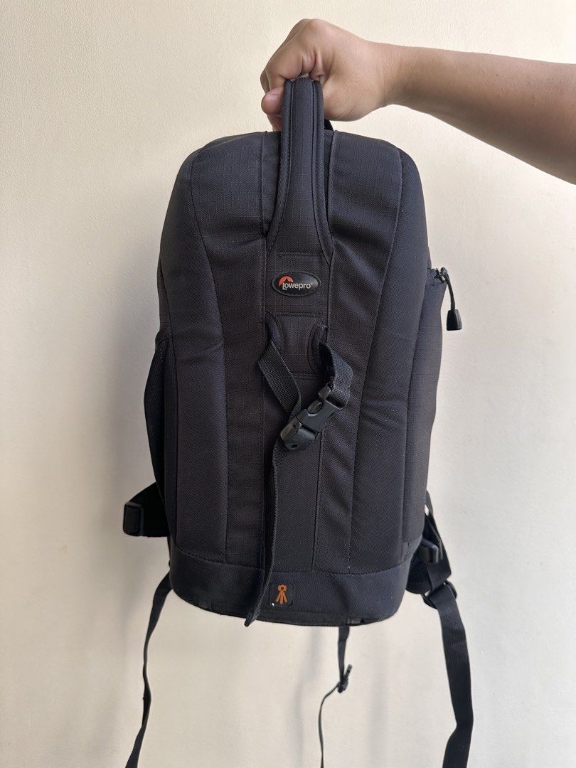 Lowepro Flipside 200 Camera Backpack (Category: Camera Bags & Carriers) located in Caloocan City. Submitted by kween.of.decluttering (Listing ID 1435013169, Image 1). Description: - Lowepro Flipside 200 camera backpack - Black exterior - Padded shoulder straps for comfort - Top handle for easy carrying - Multiple compartments for gear organization - Straps to secure equipment - Features the Lowepro logo - Model name: Flipside 200.