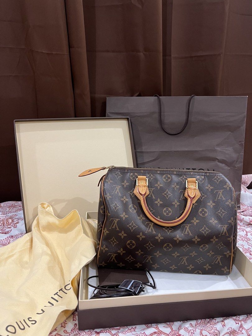 LV Louis Vuitton Speedy 30 Monogram Canvas (Category: Luxury Bags & Wallets) located in Cainta. Submitted by rsshopacc (Listing ID 1435131185, Image 1). Description: LV Louis Vuitton Speedy 30 Monogram Canvas Authentic - money back guarantee Lightly used, just carefully kept. Complete Inclusions: - tags - dustbag -box - paper bag - lock and key - receipt of purchase (pm for details) Purchased in Champs-Élysées in Paris Rfs: decluttering.