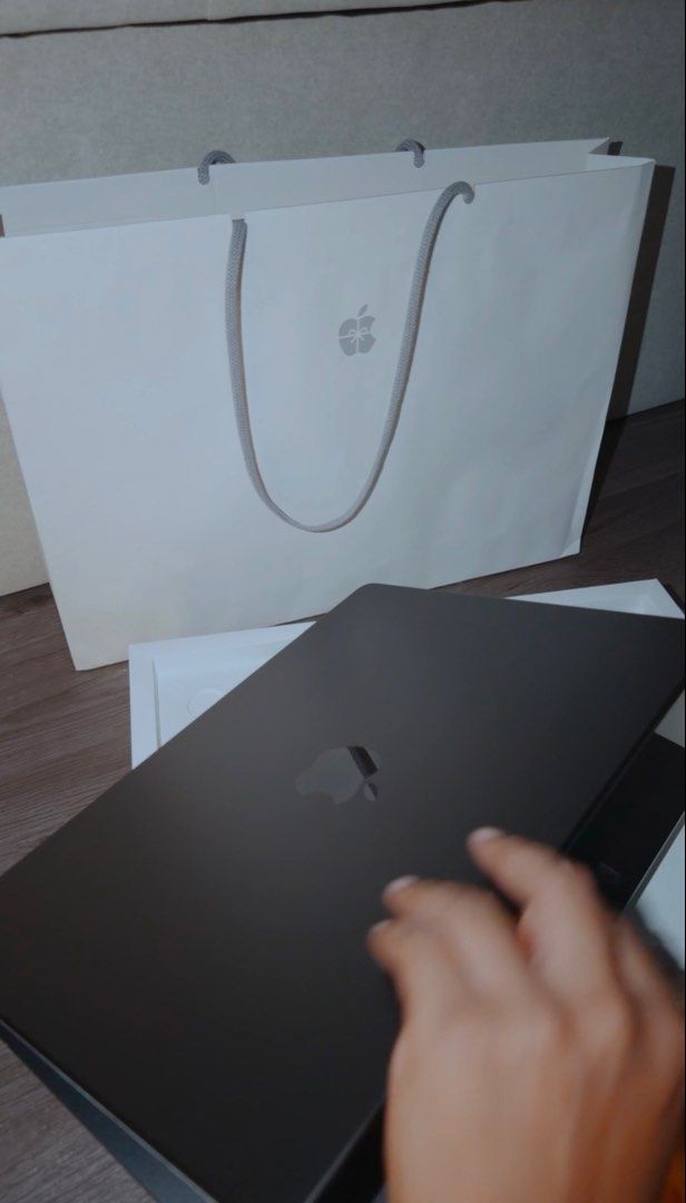 M5 Apple MacBook Pro - Space Gray440330766086973440