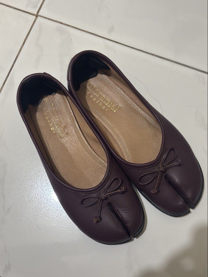 Maraniel Leather Tabi Burgundy size 10 (Category: Flats & Sandals) located in Candelaria. Submitted by amgloom (Listing ID 1435124299, Image 1). Description: - too big for me, can fit 9.5 since it has insoles but can be removed - bought for 4.1k.