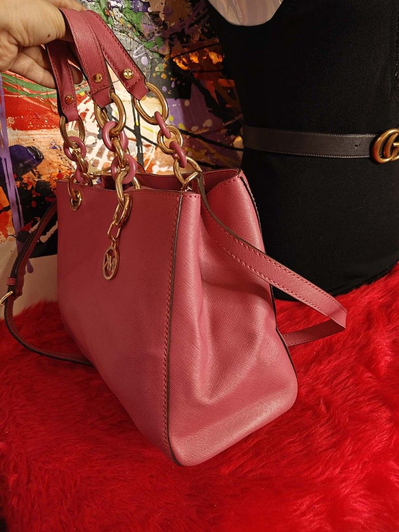 Michael Kors 2 way bag (Category: Luxury Bags & Wallets) located in Las Pinas. Submitted by anna_so2 (Listing ID 1435135960, Image 2). Description: no flaws ganda in person.