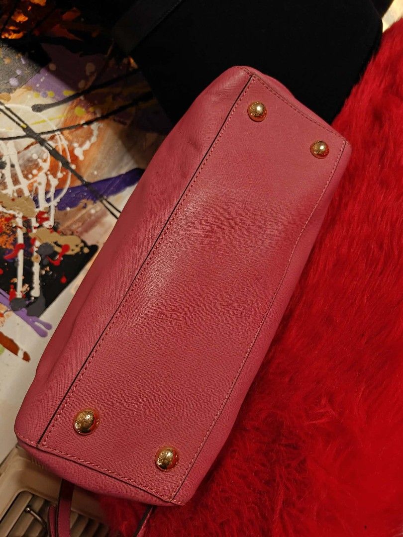 Michael Kors 2 way bag (Category: Luxury Bags & Wallets) located in Las Pinas. Submitted by anna_so2 (Listing ID 1435135960, Image 3). Description: no flaws ganda in person.