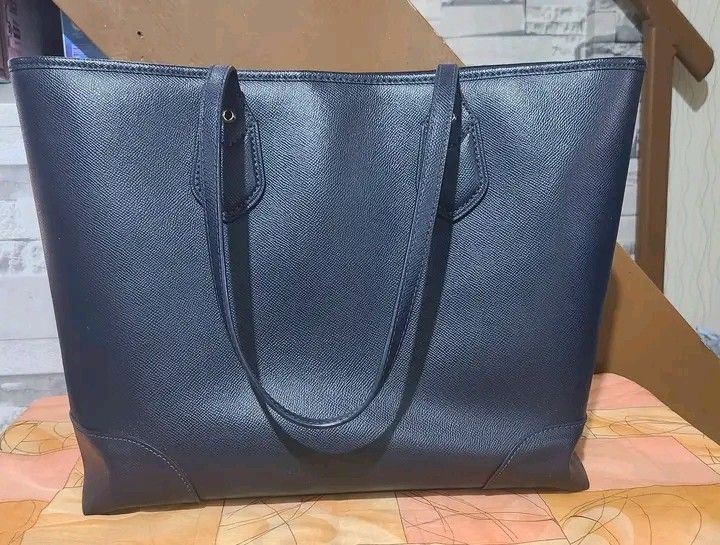 Michael Kors Tote Bag (Category: Luxury Bags & Wallets) located in Bulacan. Submitted by alfredcarp0905 (Listing ID 1435164162, Image 2). Description: - Michael Kors tote bag - Classic design - Spacious interior - Multiple pockets for organization - Includes a zip pocket - Magnetic snap closure - Features the MK logo charm - Perfect for everyday use ps:no flaws makinis.