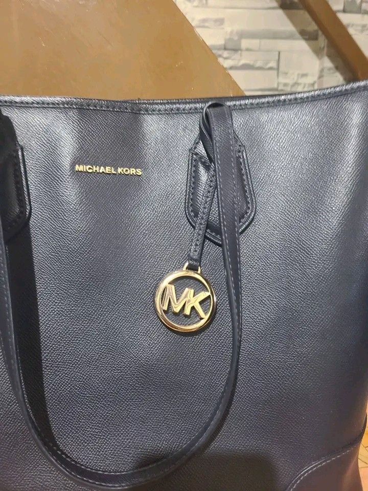 Michael Kors Tote Bag (Category: Luxury Bags & Wallets) located in Bulacan. Submitted by alfredcarp0905 (Listing ID 1435164162, Image 3). Description: - Michael Kors tote bag - Classic design - Spacious interior - Multiple pockets for organization - Includes a zip pocket - Magnetic snap closure - Features the MK logo charm - Perfect for everyday use ps:no flaws makinis.