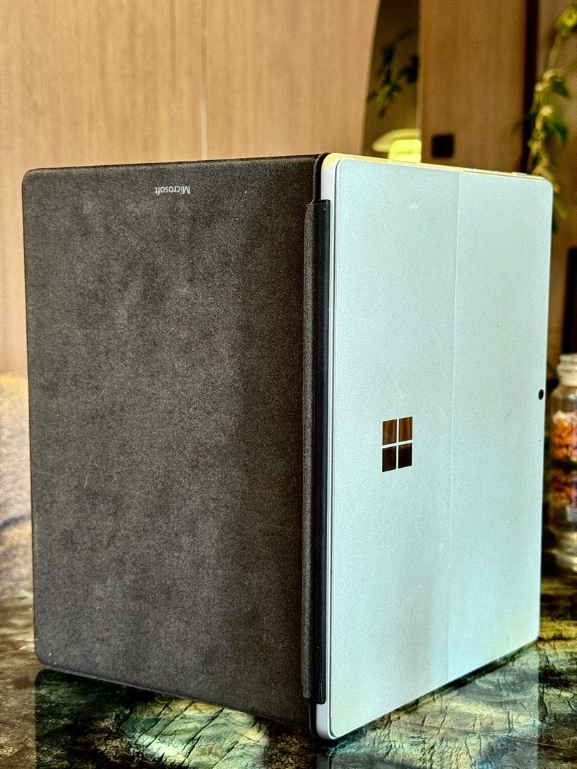 Microsoft Surface Laptop with Keyboard440330758337996802