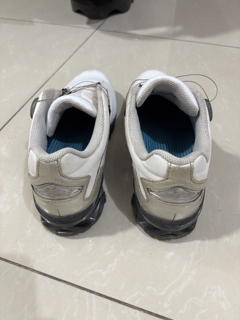 Mizuno Valour Genem Golf Shoes (Category: Golf) located in Manila. Submitted by antonatien65243 (Listing ID 1435116452, Image 3). Description: - Mizuno Valour golf shoes - Color: White with black accents - Size: US 9.5, EUR 42.5 - Closure: BOA system - Made in Vietnam - Condition: Signs of wear on soles and upper.
