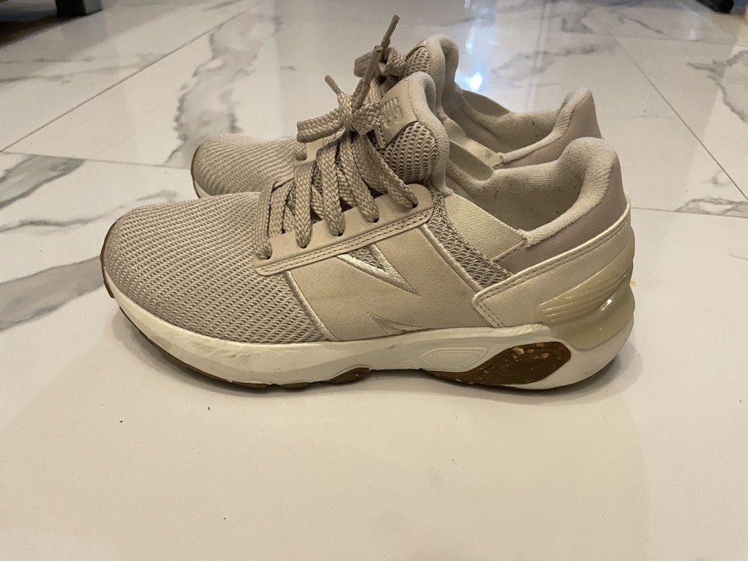 New balance W1440FT1 (Category: Sneakers) located in Malabon City. Submitted by chielychu (Listing ID 1435097106, Image 2). Description: No box (galing balikbayan box from canada) Haven’t worn Dirty look kasi nakatambak lang sya Its a 2025 model RFS - need funds for tuition.