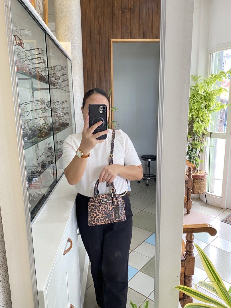 Brand New & Original Guess Elise (Category: Announcements) located in Guiuan. Submitted by obladi_oblada (Listing ID 1435075648, Image 3). Description: Brand new & original guess Elise mini satchel bag in Leopard print.Originally bought from Canada🇨🇦.