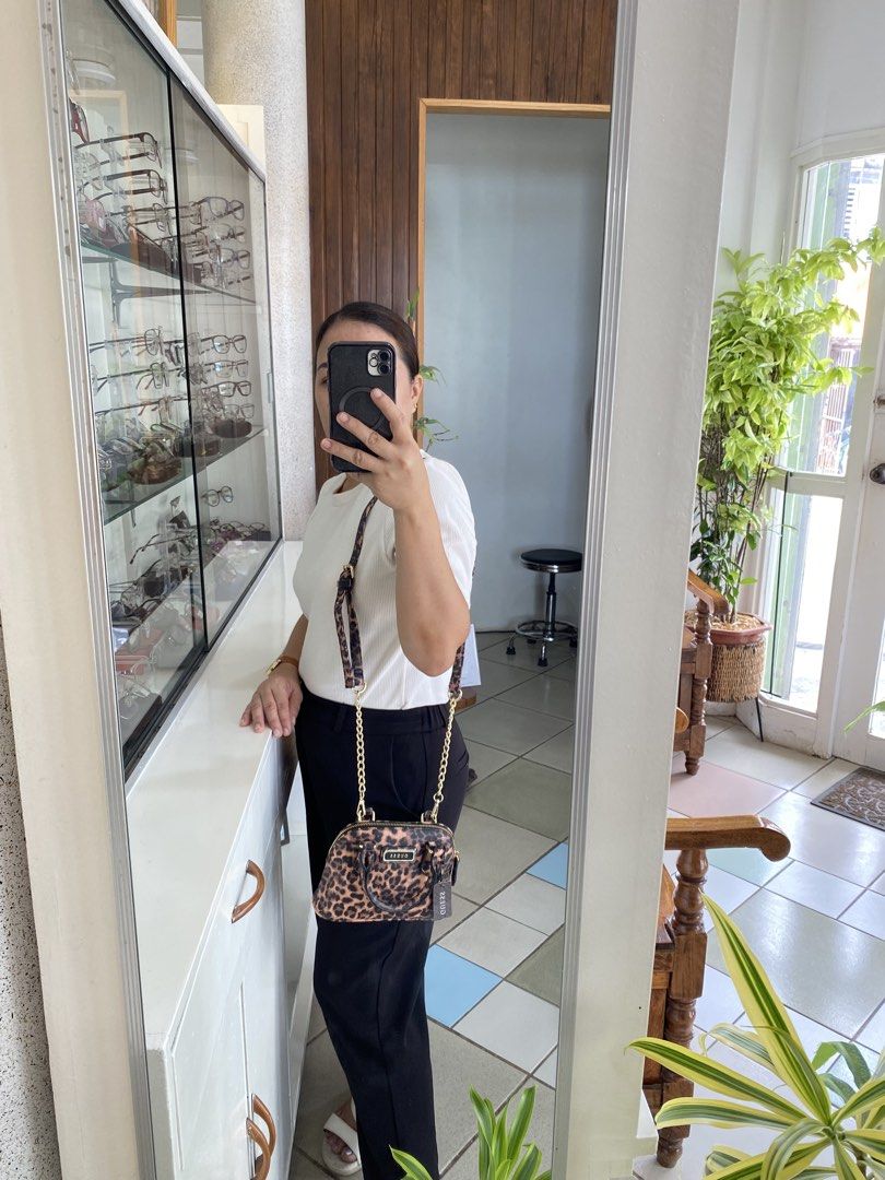 Brand New & Original Guess Elise (Category: Announcements) located in Guiuan. Submitted by obladi_oblada (Listing ID 1435075648, Image 2). Description: Brand new & original guess Elise mini satchel bag in Leopard print.Originally bought from Canada🇨🇦.