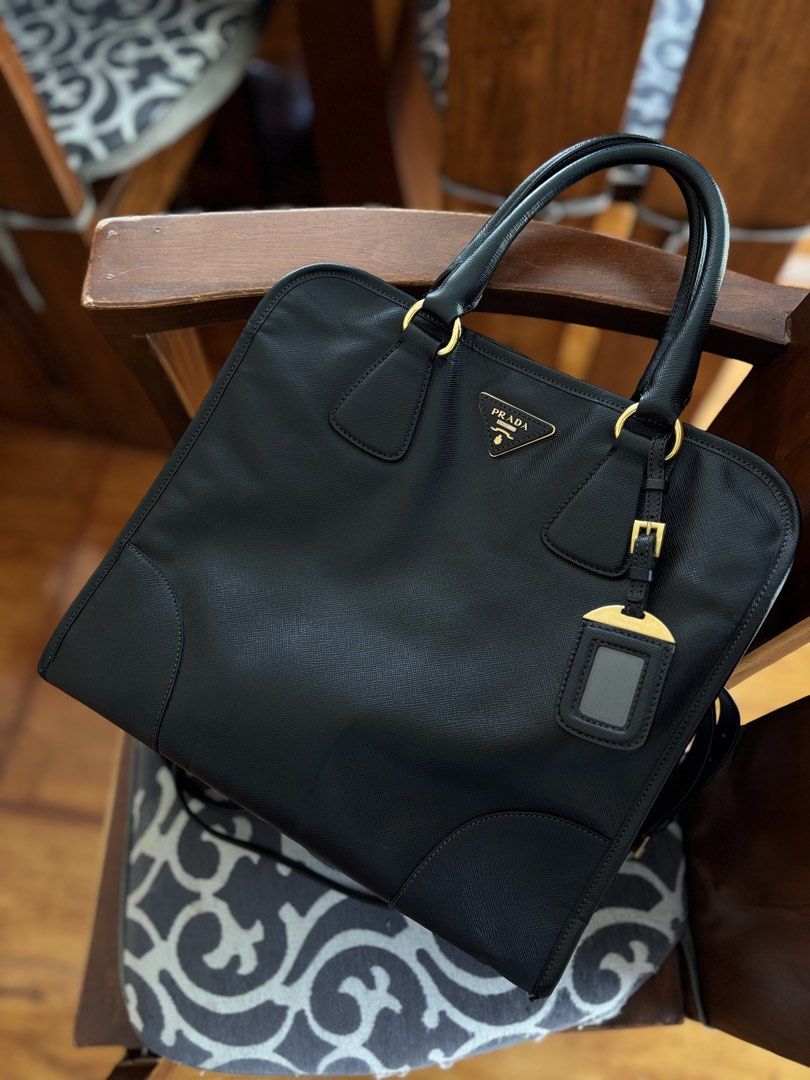 Prada Saffiano Lux (Category: Luxury Bags & Wallets) located in Muntinlupa City. Submitted by closet.confessions (Listing ID 1435066063, Image 1). Description: The perfect balance of sophistication and function. Prada Saffiano Lux 2 way bag Rank SA comes with detachable long strap & generic dustbag 💯 authentic! .