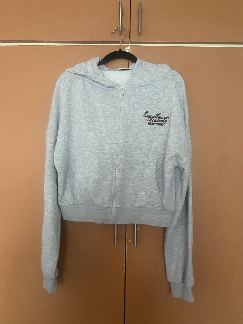 Pull&Bear Gray Cropped Hoodie (Category: Coats, Jackets and Outerwear) located in Mandaluyong City. Submitted by ja.declutters (Listing ID 1435076849, Image 1). Description: - Gray Pull&Bear sweater - Crew neck design - Soft, comfortable material - Ideal for daily wear .