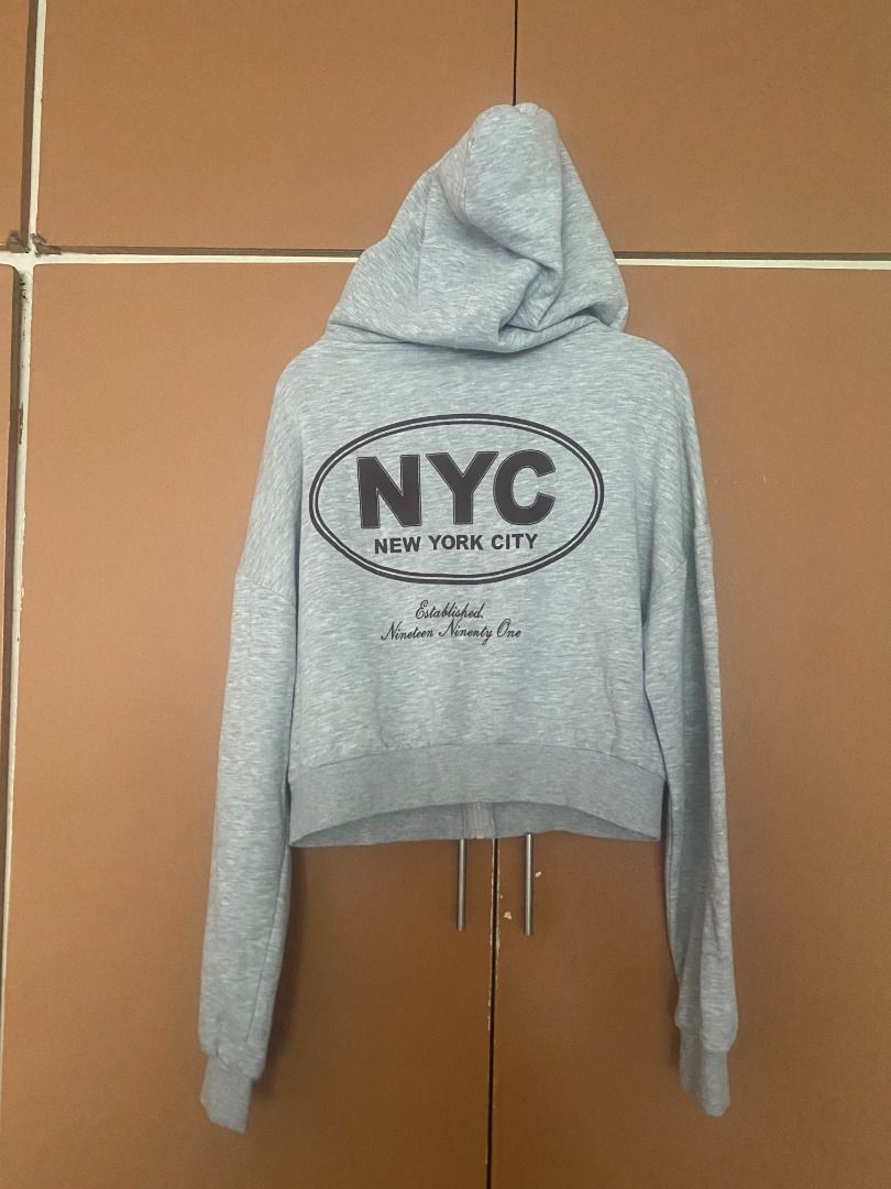 Pull&Bear Gray Cropped Hoodie (Category: Coats, Jackets and Outerwear) located in Mandaluyong City. Submitted by ja.declutters (Listing ID 1435076849, Image 2). Description: - Gray Pull&Bear sweater - Crew neck design - Soft, comfortable material - Ideal for daily wear .