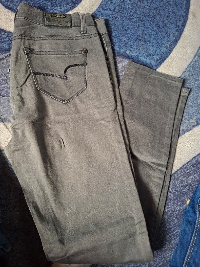 Red Label Jeans Gray Pants Size 28-29 (Category: Jeans) located in Manila. Submitted by inksencelebration (Listing ID 1435082954, Image 1). Description: - Gray Sofia Jeans pants - Size: 28-29 - Classic five-pocket design - Button and zipper closure - Straight leg cut - Decorative stitching on back pocket - Made of durable fabric.