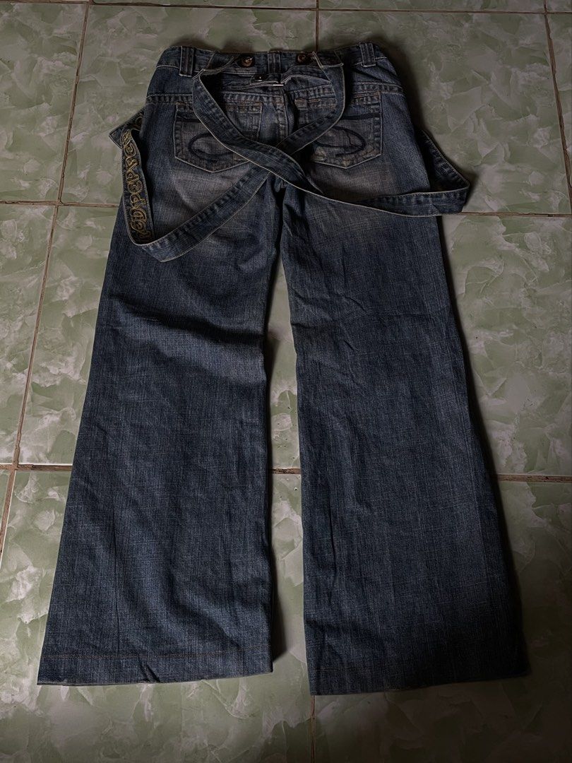 RED PEPPER BUCKLE BAGGY FLARED JEANS (Category: Jeans) located in Cagayan de Oro. Submitted by patrickjam03829 (Listing ID 1435063888, Image 2). Description: waist 28 length 38 open leg 11 thigh 11.