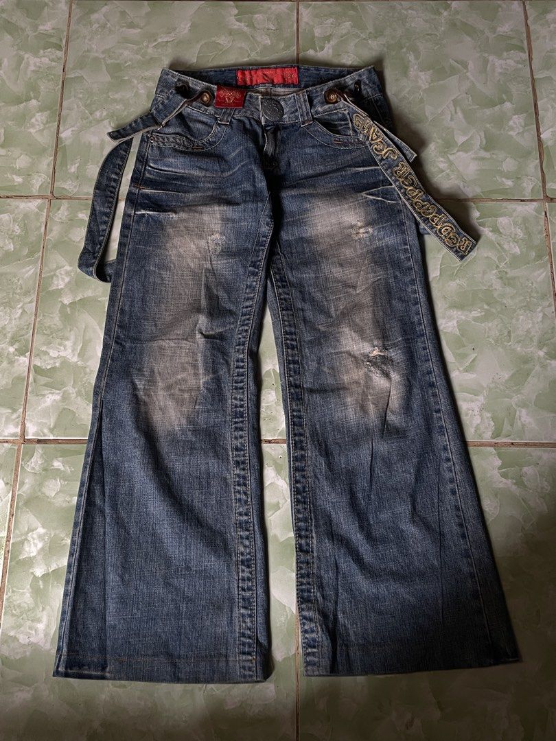 RED PEPPER BUCKLE BAGGY FLARED JEANS (Category: Jeans) located in Cagayan de Oro. Submitted by patrickjam03829 (Listing ID 1435063888, Image 1). Description: waist 28 length 38 open leg 11 thigh 11.