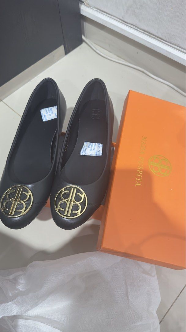 Sepatu Nada Puspita (Kategori: Sepatu Wanita) berada di Cikarang. Dikirim oleh retnoasty714 (ID iklan 1435104685, Gambar 1). Deskripsi: Ukuran 40, belum pernah dipakai.