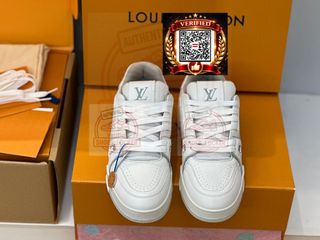 (Category: ) located in . Submitted by shoes.locker (Listing ID 1435004133, Image 1). Description: .