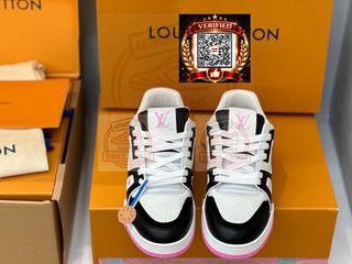 (Category: ) located in . Submitted by shoes.locker (Listing ID 1435005684, Image 1). Description: .