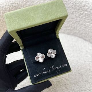 (Category: ) located in . Submitted by brands_lover (Listing ID 1433627824, Image 1). Description: .