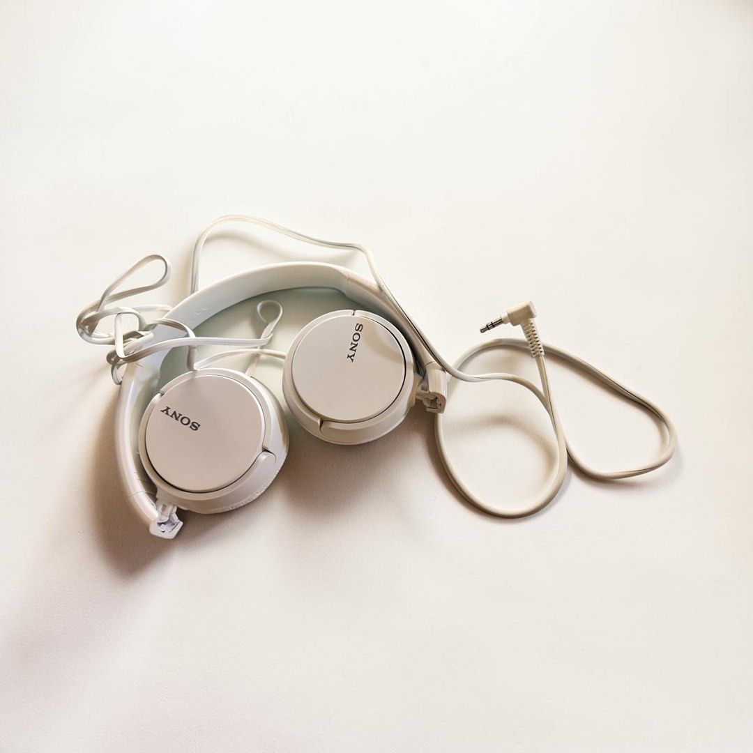 Sony MDR-ZX110 (Category: Headphones & Headsets) located in Taguig. Submitted by yessamineangel (Listing ID 1435156171, Image 1). Description: - White Sony headphones - Foldable design for easy storage - Wired connection with 3.5mm jack - Sony logo on earcups - White headband, earcups, and cable.