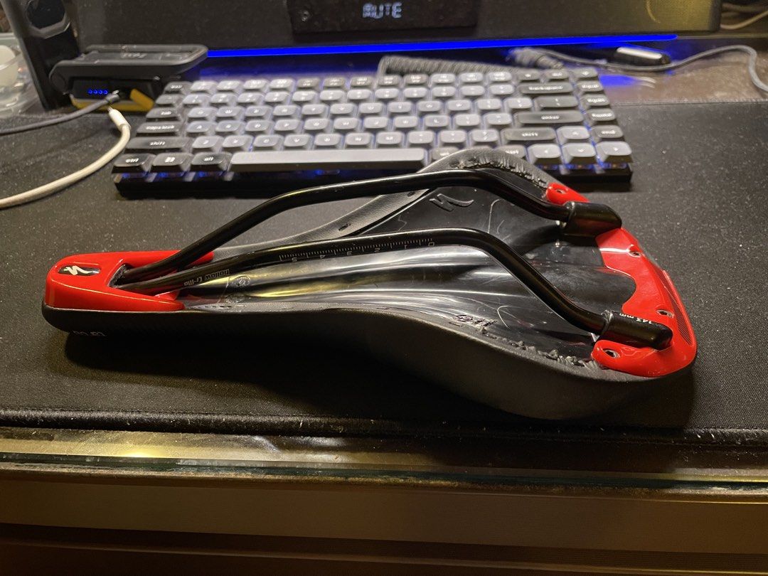 Specialized Targa Body Geometry Saddle (Category: Parts & Accessories) located in Singapore. Submitted by tai-zi (Listing ID 1435127047, Image 3). Description: Lightly used Small crack on back plastic as shown in pic 4, does not affect use.