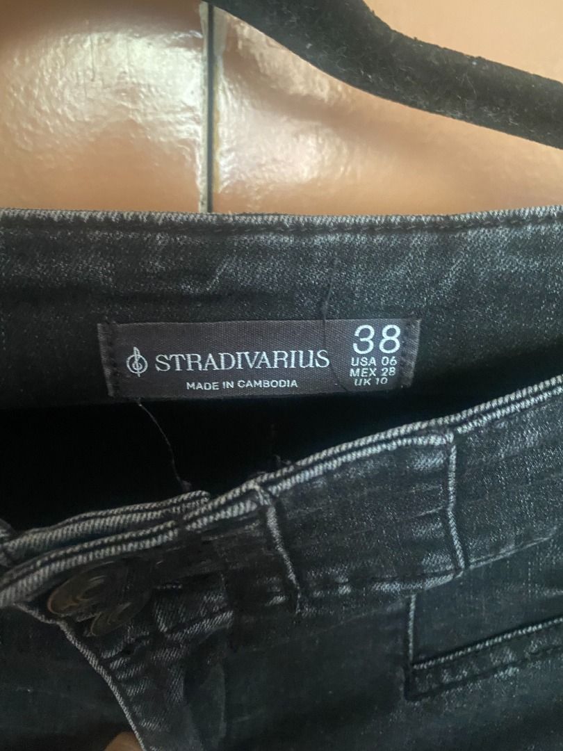 Stradivarius Flare Jeans (Category: Jeans) located in Mandaluyong City. Submitted by ja.declutters (Listing ID 1435084973, Image 3). Description: - Stradivarius black flare jeans - High-waisted - Size: EUR 38, US 06, MEX 28, UK 10 .