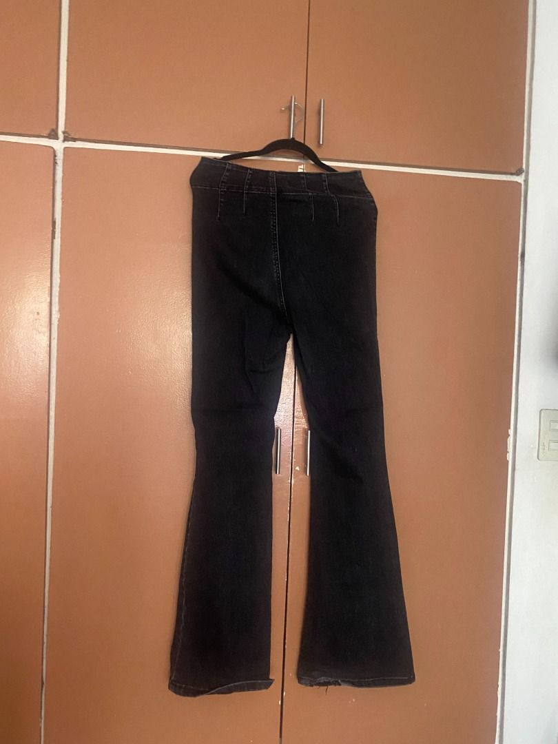 Stradivarius Flare Jeans (Category: Jeans) located in Mandaluyong City. Submitted by ja.declutters (Listing ID 1435084973, Image 2). Description: - Stradivarius black flare jeans - High-waisted - Size: EUR 38, US 06, MEX 28, UK 10 .
