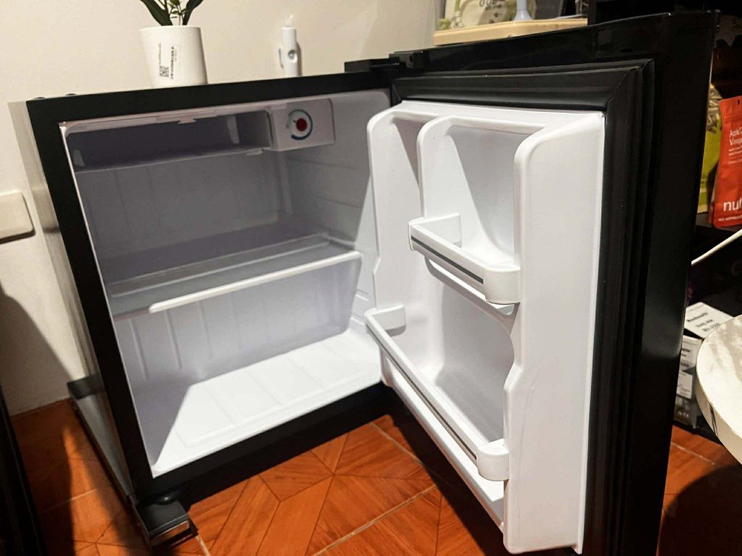 TCL Personal Refrigerator (Category: Refrigerators and Freezers) located in Pasig City. Submitted by jestertanong (Listing ID 1435094855, Image 2). Description: - TCL Personal Refrigerator - Single door design - Clean and like new condition - Nung Feb 22, 2026 lang binili pero two weeks lang nagamit. 📍 Pasig City Php 4,500 (Negotiable pa).