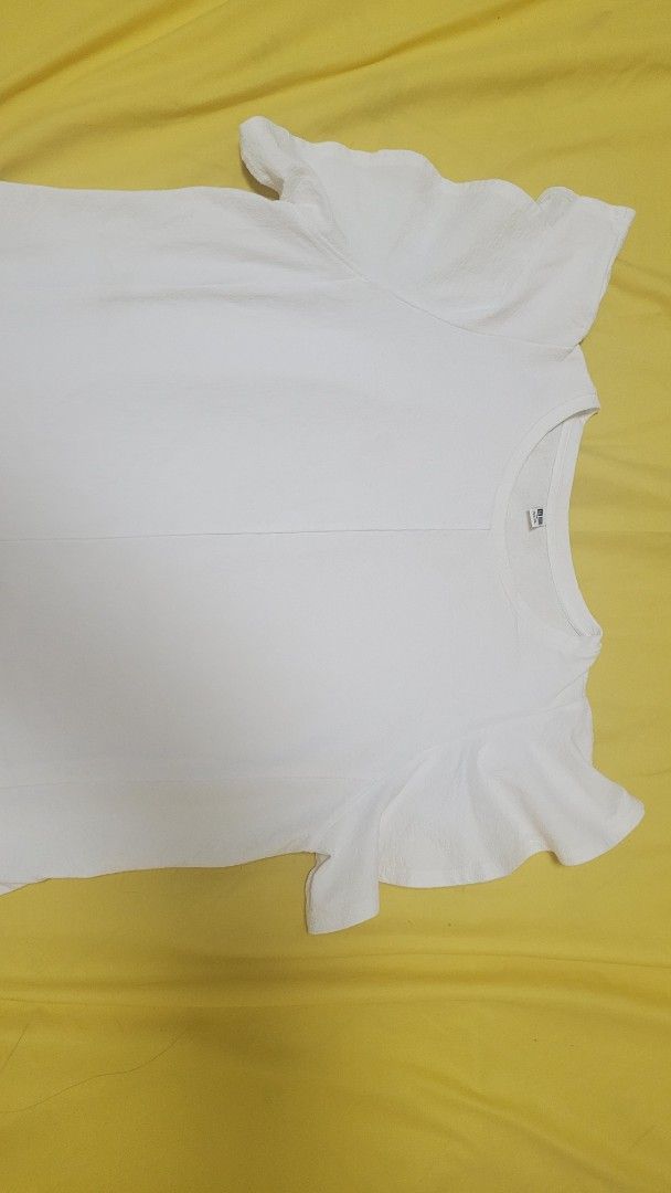 Uniqlo Ruffle Sleeve Top (Category: Blouses) located in Las Pinas. Submitted by declutterthevault (Listing ID 1435086893, Image 3). Description: - Used only once - Bought thru Uniqlo App RFS: Don't like how it looks .