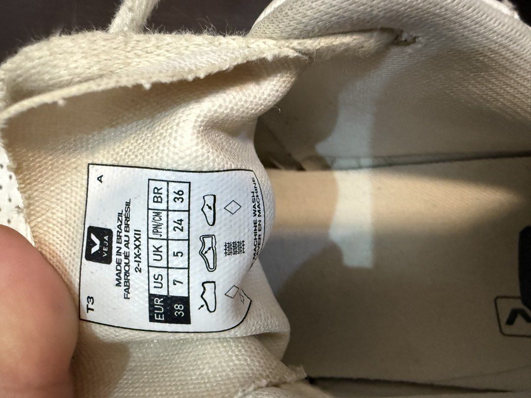 Veja V-10 Sneakers - White/Black (Category: Sneakers) located in Las Pinas. Submitted by tc.777 (Listing ID 1435098191, Image 2). Description: - original bought in Zalora - in Good condition just needs cleaning.
