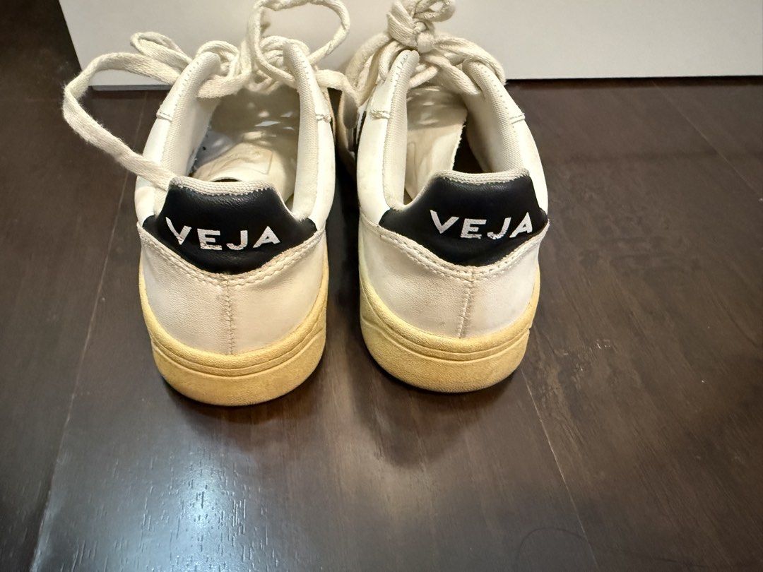 Veja V-10 Sneakers - White/Black (Category: Sneakers) located in Las Pinas. Submitted by tc.777 (Listing ID 1435098191, Image 3). Description: - original bought in Zalora - in Good condition just needs cleaning.