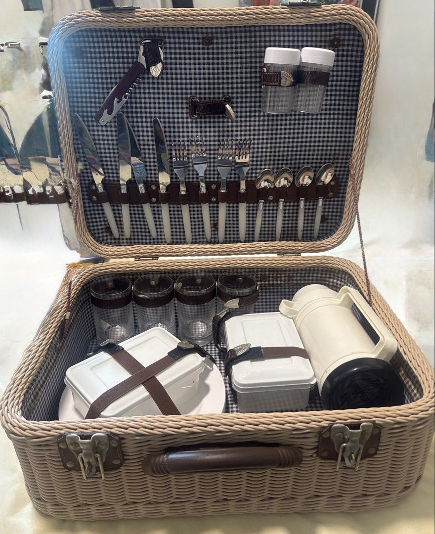 Vintage Wicker Picnic Basket Set440159734072627211