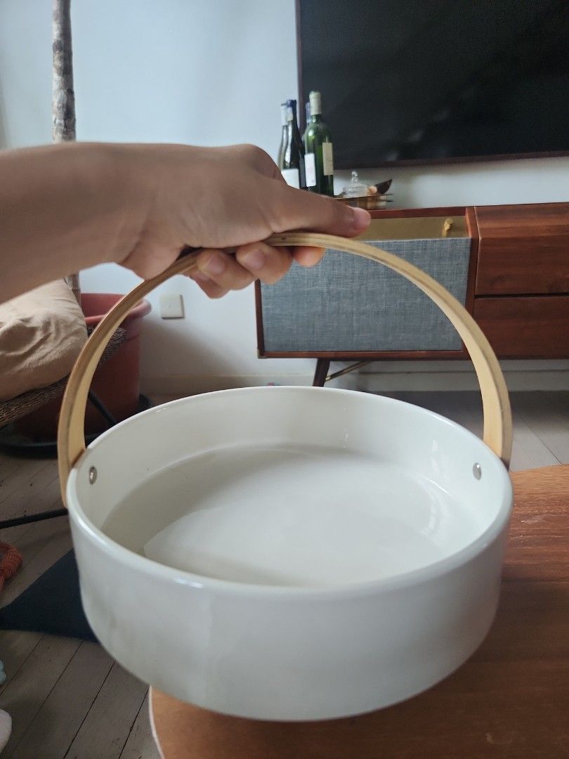 White Ceramic Bowl with Wooden Handle440041534548224002