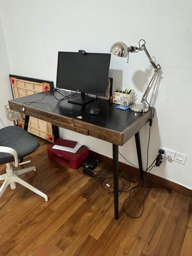 Working Table (Category: Tables & Sets) located in Singapore. Submitted by ankurbha (Listing ID 1435102860, Image 1). Description: Smart table. Minor issue on top to be repaired at own expense.