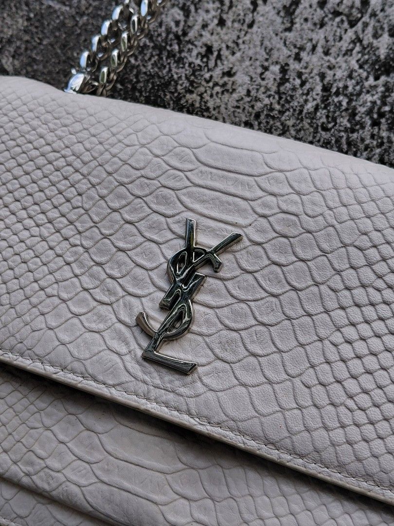 Ysl (Category: Luxury Bags & Wallets) located in Angeles City. Submitted by badillajel81176 (Listing ID 1435064583, Image 3). Description: 🔵 WTS –Ysl white shoulder bag 📏 Measurements: Width: 9" Length: 7" 💢Issue-ball pen line sa loob minimal only ✨ Condition: 9/10 🟦 Color Rate: 10/10 📍 Pampanga Angeles City 📦 Shipping available nationwide.
