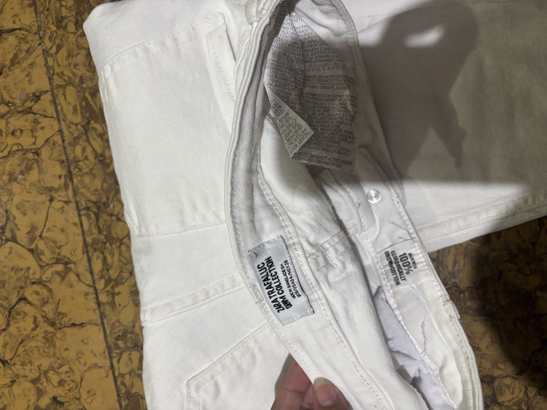 ZARA brandnew white pants (Category: Jeans) located in Manila. Submitted by kimsantos2 (Listing ID 1435139226, Image 2). Description: 199 pesos only bought around 2k plus Brandnew Size 24-26 .