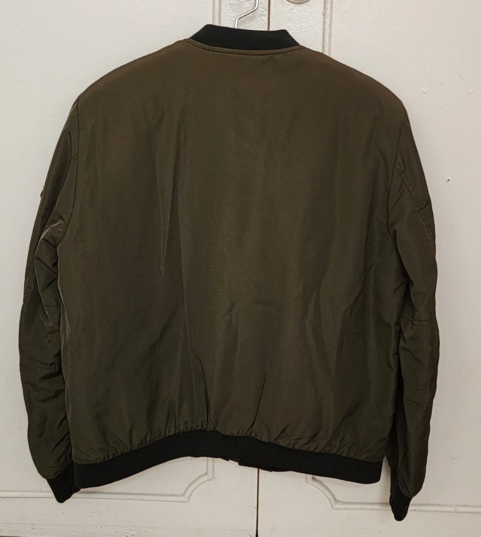 "Zara" Unisex Green Bomber Jacket (Category: Coats, Jackets and Outerwear) located in Manila. Submitted by dtly08 (Listing ID 1435088982, Image 2). Description: .